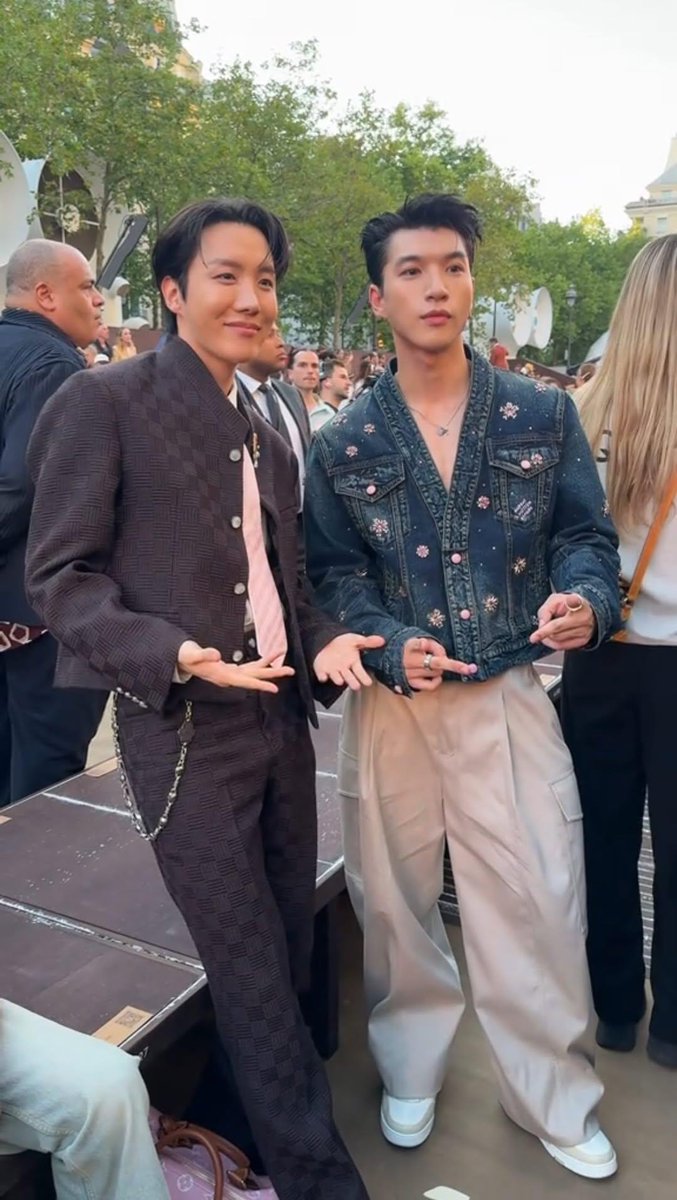 KZee2321's tweet photo. Thank God I lived long enough to see this picture.❤️🧎‍♀️
@louisvuitton
HIEUTHUHAI in Paris for LVMenSS26
#HIEUTHUHAIxLVMenSS26 https://t.co/XHm8TiLA06