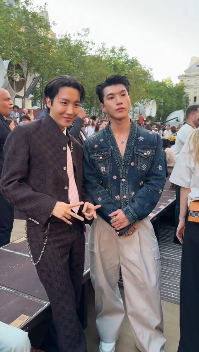 KZee2321's tweet photo. Thank God I lived long enough to see this picture.❤️🧎‍♀️
@louisvuitton
HIEUTHUHAI in Paris for LVMenSS26
#HIEUTHUHAIxLVMenSS26 https://t.co/XHm8TiLA06