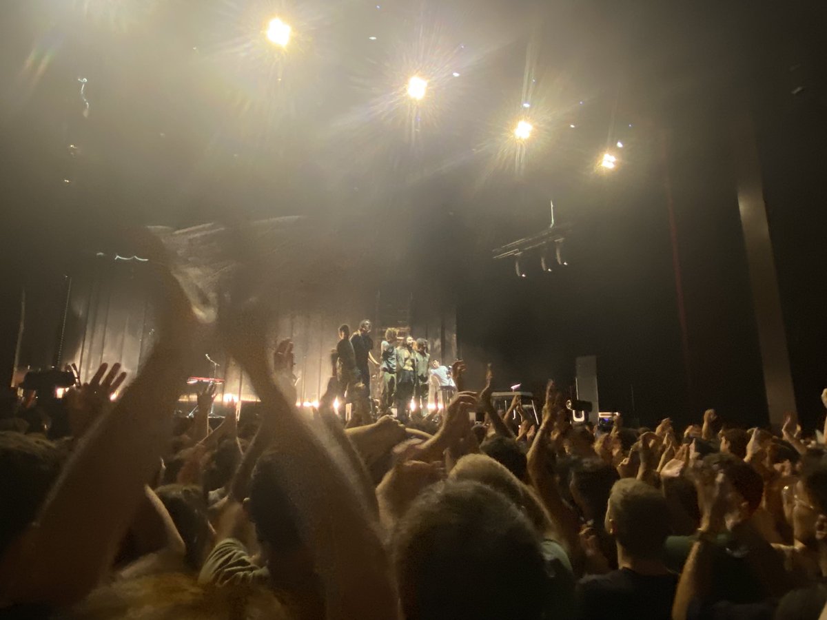 mxriooslr's tweet photo. necesito volver al concierto d guitarricadlf https://t.co/Cjt5rKDUw0