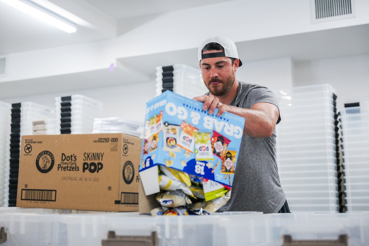 swbrailriders's tweet photo. To kick off #HOPEWeek, our RailRiders spent Day #1 filling 456 bags at CHOP Out Hunger! 💙
CHOP Out Hunger serves 21 counties across Pennsylvania and reaches over 50,000 children each week. https://t.co/7OrA2jlh3L