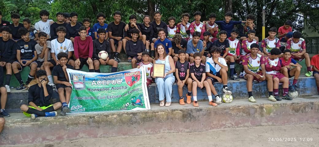 HPasquez's tweet photo. Por su apoyo a nuestra organización en la formación de los niños y adolescentes recibió un reconocimiento realizado por ACEFUC a nuestra gran amiga Katty Santorsola tesorera de la Asociación de Fútbol de Carabobo.

Juntos podemos construir una sociedad ejemplo de Juventud. https://t.co/xS0YMPokIz