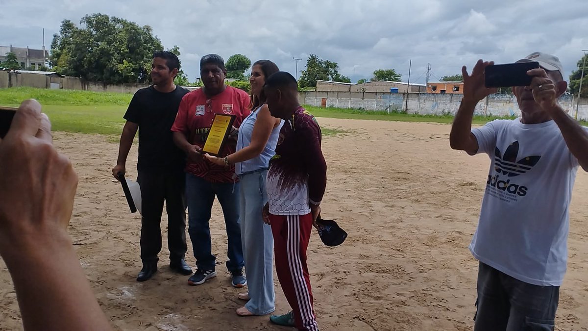 HPasquez's tweet photo. Por su apoyo a nuestra organización en la formación de los niños y adolescentes recibió un reconocimiento realizado por ACEFUC a nuestra gran amiga Katty Santorsola tesorera de la Asociación de Fútbol de Carabobo.

Juntos podemos construir una sociedad ejemplo de Juventud. https://t.co/xS0YMPokIz