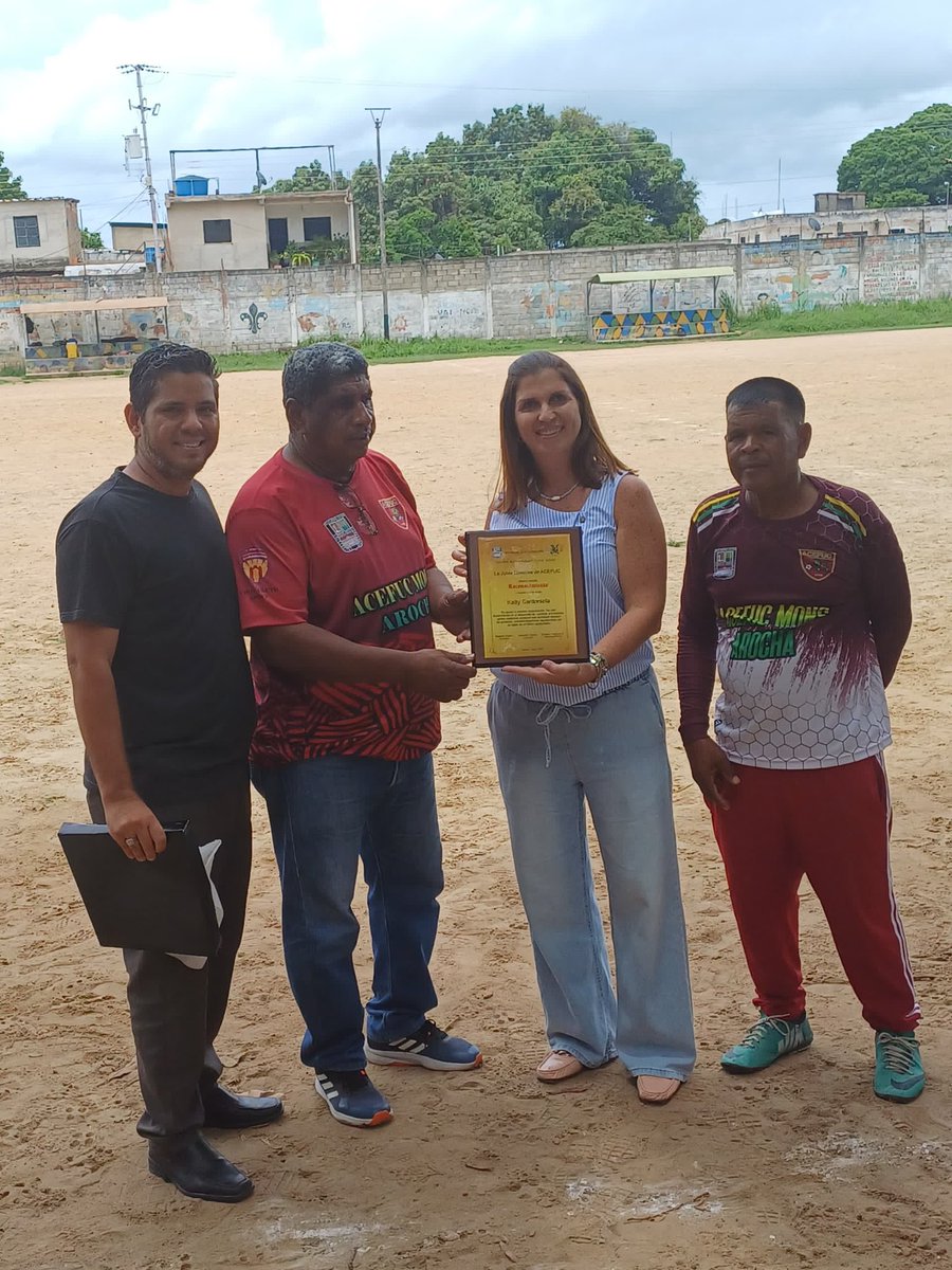 HPasquez's tweet photo. Por su apoyo a nuestra organización en la formación de los niños y adolescentes recibió un reconocimiento realizado por ACEFUC a nuestra gran amiga Katty Santorsola tesorera de la Asociación de Fútbol de Carabobo.

Juntos podemos construir una sociedad ejemplo de Juventud. https://t.co/xS0YMPokIz