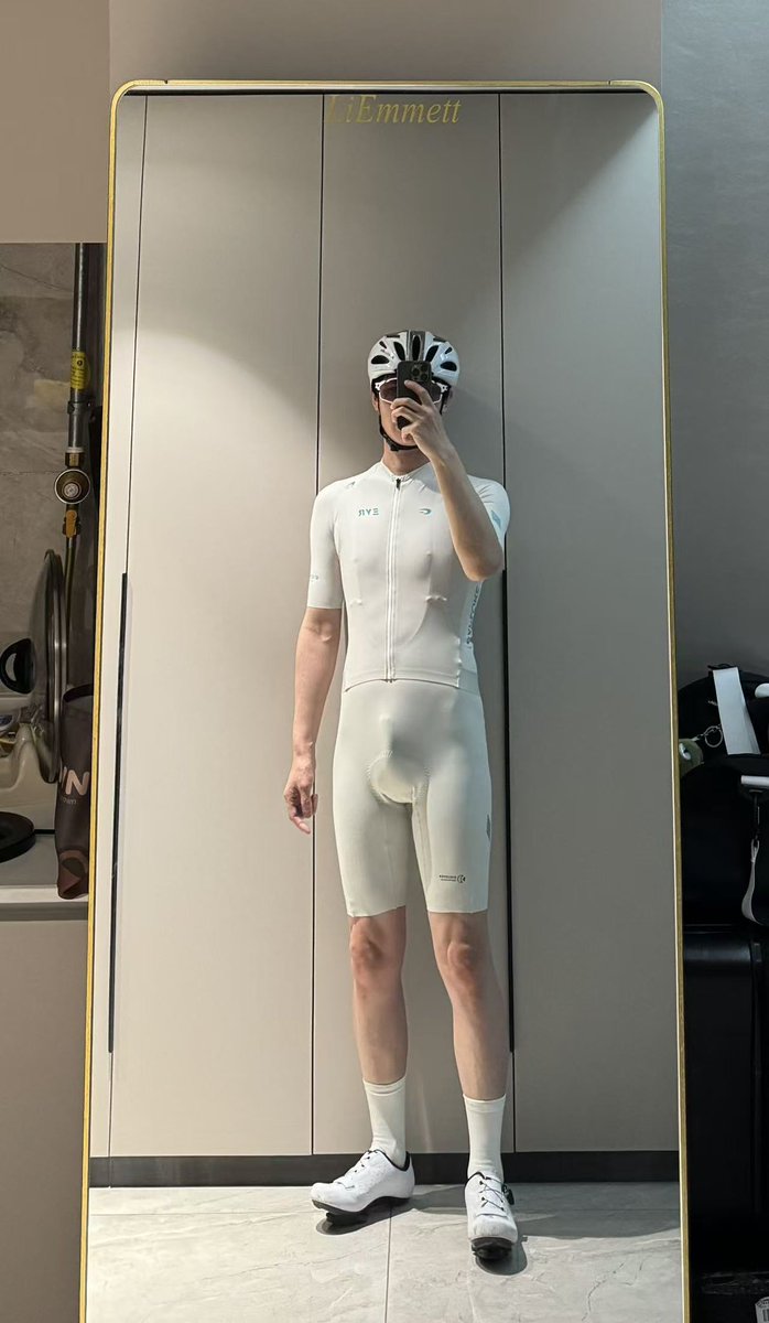 据说紧身变态都去骑车了