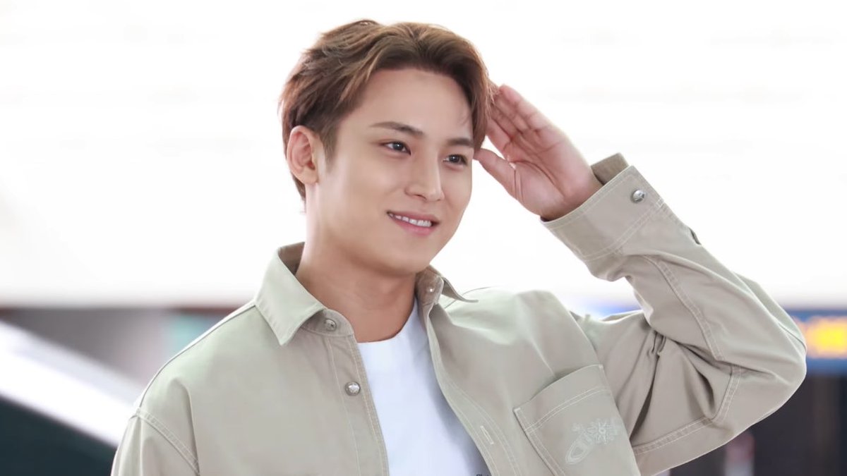 wonubliss's tweet photo. safe skies, mingyu! 🤍 he keeps saying thank you. 🥹 https://t.co/0aLjmkJ36S