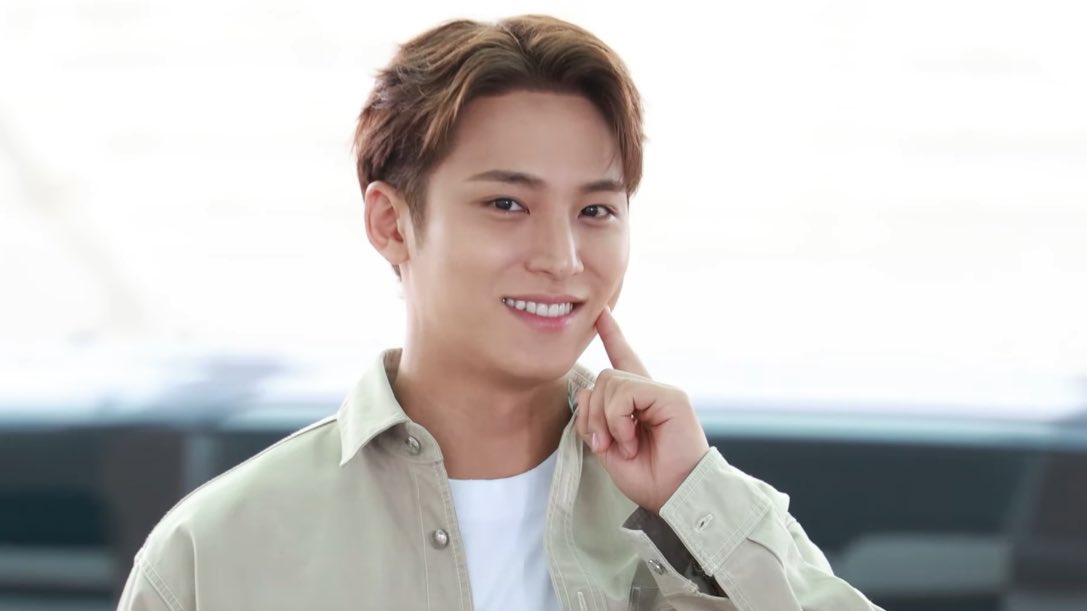 wonubliss's tweet photo. safe skies, mingyu! 🤍 he keeps saying thank you. 🥹 https://t.co/0aLjmkJ36S