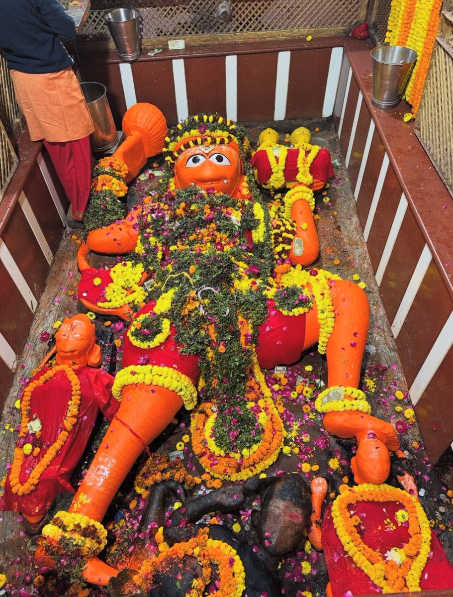 bhumidixit__'s tweet photo. प्रयागराज से लेटे हुए हनुमानजी के प्रातःकाल दर्शन https://t.co/2cJmrXiVwy
