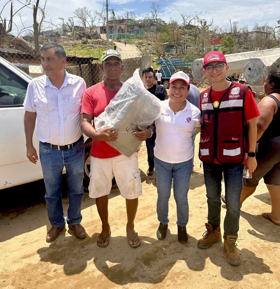 LA COSTA OAXAQUEÑA SE LEVANTA CON FUERZA.

Siguiendo las instrucciones del gobernador Salomón Jara Cruz, la directora general del #COBAO, Maestra Angélica, participa en las acciones emergentes en comunidades de la Costa afectadas por el huracán Erick.
(1)