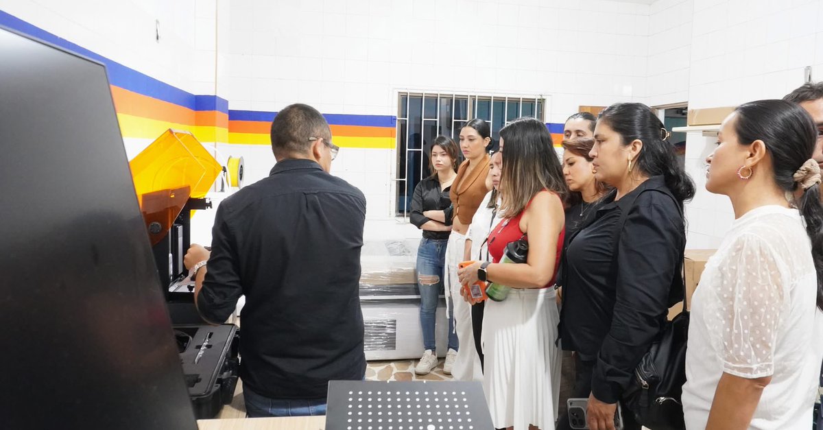 🚀 𝐈𝐧𝐧𝐨𝐯𝐚𝐜𝐢𝐨́𝐧 𝐲 𝐏𝐫𝐨𝐭𝐨𝐭𝐢𝐩𝐚𝐝𝐨 💡
En alianza con @CamaraCasanare, emprendedores #Sinergia2025 vivieron un taller en INnCUNAD ZAO, liderado por VIEM–UNAD, donde exploraron tecnologías como impresión 3D, corte láser y CNC.
📍Innovar, prototipar y evolucionar.