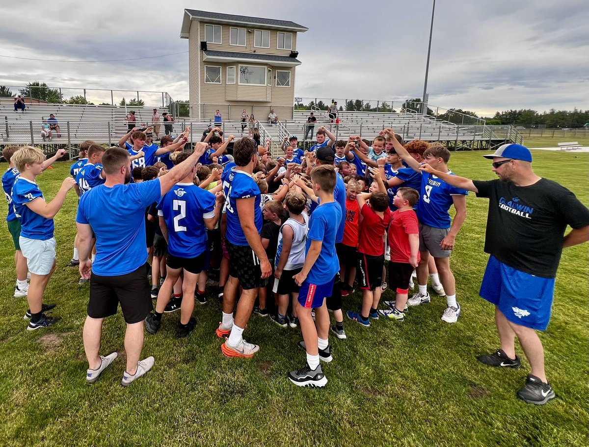 Day 2 of the Tim Foor Youth Football FUNdamental Camp! 📸

Today campers learned skills used for each of the defensive positions, played flag football, downed a cooler of Gatorade, and finished the day with popsicles and awards! #EAT