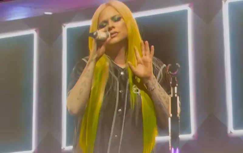 Avril Lavigne se inclinó hacia la nostalgia en el Hard Rock Live de Miami tinyurl.com/3m9bebyh