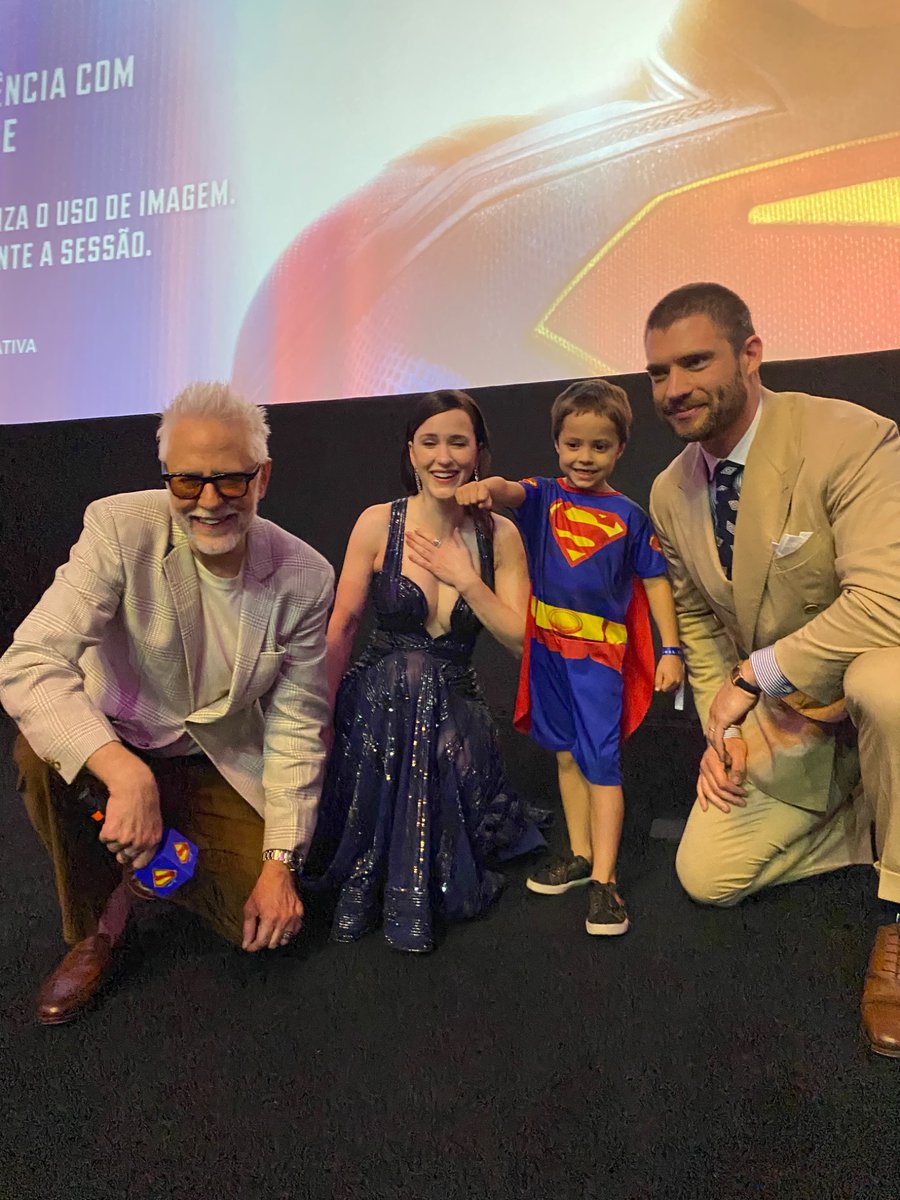 httpbmello's tweet photo. O Kal-El que vocês estão conhecendo e vendo por aí é meu doce filho!
Fomos na intenção de um autógrafo e isso tudo foi muito além! 
Ele tá na página oficial do SUPERMAN!!!!
THIS IS CINEMA!!!
Eu te amo filhoooo!!! https://t.co/wGGcDlfOxg