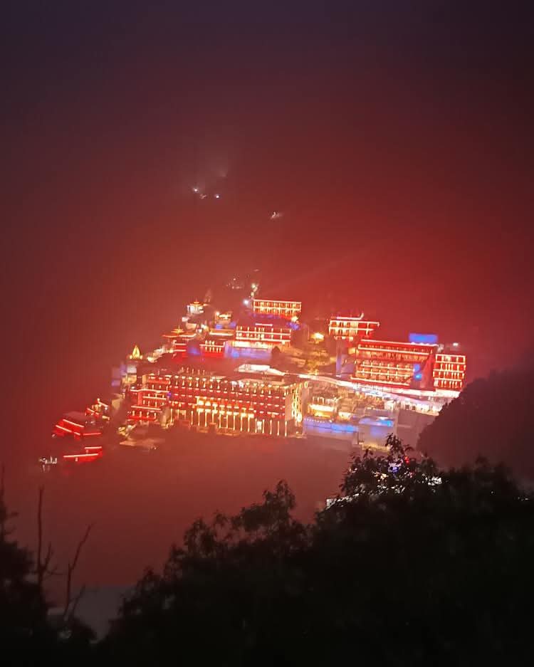 अंधेरा नहीं होता उसके जीवन मे सवेरा होता जिसका माँ के दर्शन से 24/6/2025 रात्रि मे पावन भवन के सुंदर दर्शन ‼️🙏🚩

#MaaVaishnoDeviYatra 
#JammuKatra 
#जयमातादी 🙏🚩

Photo by : Ayush Maurya Banaras 
👇