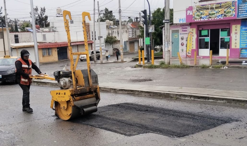 👷‍♂️Campaña Capitalina #BacheandoPuebla 🚧

🦺 Esta mañana realizamos labores de bacheo en calle Constituyentes, de avenida Valle de México a calle Artículo No. 4 en la colonia Constitución Mexicana.

#LaCapitalImparable🪽