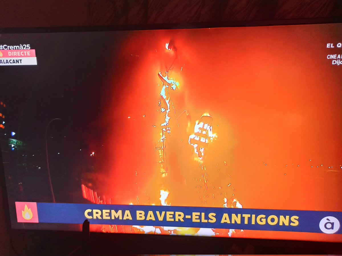 CorredorFalles's tweet photo. L'🧑🏻🎨Paco Torres emocionat a la 🔥 de Baver Antigons. Per a mi és la imatge de les #Fogueres2025 el vaig descobrir a la 🔥Barraca-Espadà, al Cabanyal a les #Falles2014, quan naixia Corredor. L'he vist créixer professionalment, pujar poc a poc.. #Alacant #Fogueres #cremà25 #Apunt https://t.co/NPZhVa326V