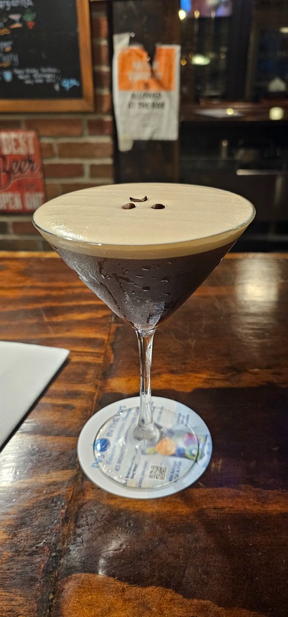 FlaKeysResorts's tweet image. Tuesday night at the White Tarpon. This is how decisions get made in the Keys.

Not in boardrooms. Not over Zoom calls. But over espresso martinis on weathered wood bars.

The perfect blend - just like Keys life itself. A little kick of energy mixed with the smooth flow of island…