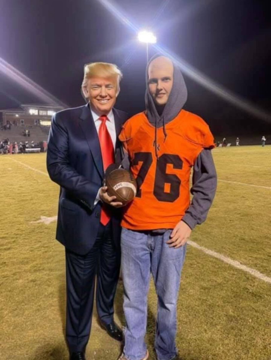 justintrumpSOL's tweet image. It’s the 154th day. The goal of the daily post was to work towards reaching out to Trump and remind him of Justin’s story. 

That goal has been accomplished. 

The next post will be our response to The President &amp;amp; the First Lady. 

Get. Ready. @realDonaldTrump @MELANIATRUMP…