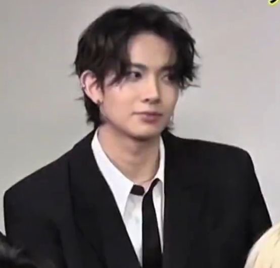 vintagedjesus's tweet photo. long haired heeseung is my weakness https://t.co/X2vf8dgGnV