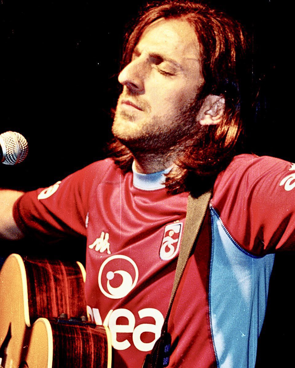 "Benim için Trabzonspor, en güçlülere karşı koyan ve herkesi yenen hayali kahramandı. Öyle bir kahramandı ki statükoyu bile devirmişti." 

Şair ceketli çocuk #KazımKoyuncu’yu vefatının 20. yılında saygı, sevgi ve özlemle anıyoruz...

#GurbetçiGençler