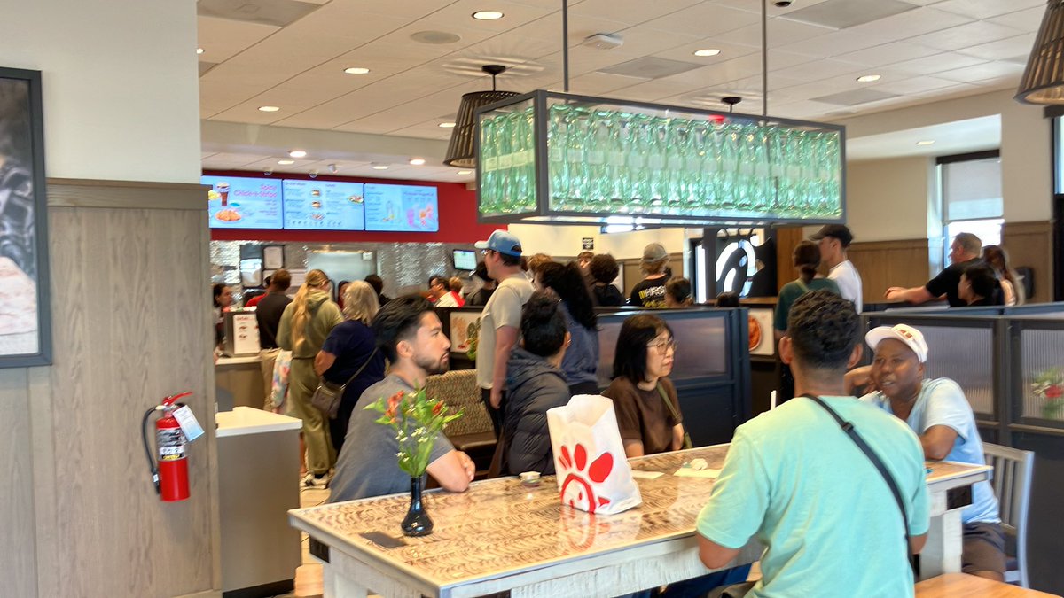 DadeCWF's tweet image. How much do Calgarians care about boycotting US imports? Maybe a bit, since the line at Chick-fil a is no longer backed up to the border like it was when Trump’s 51st state comments were at their loudest 🙄
