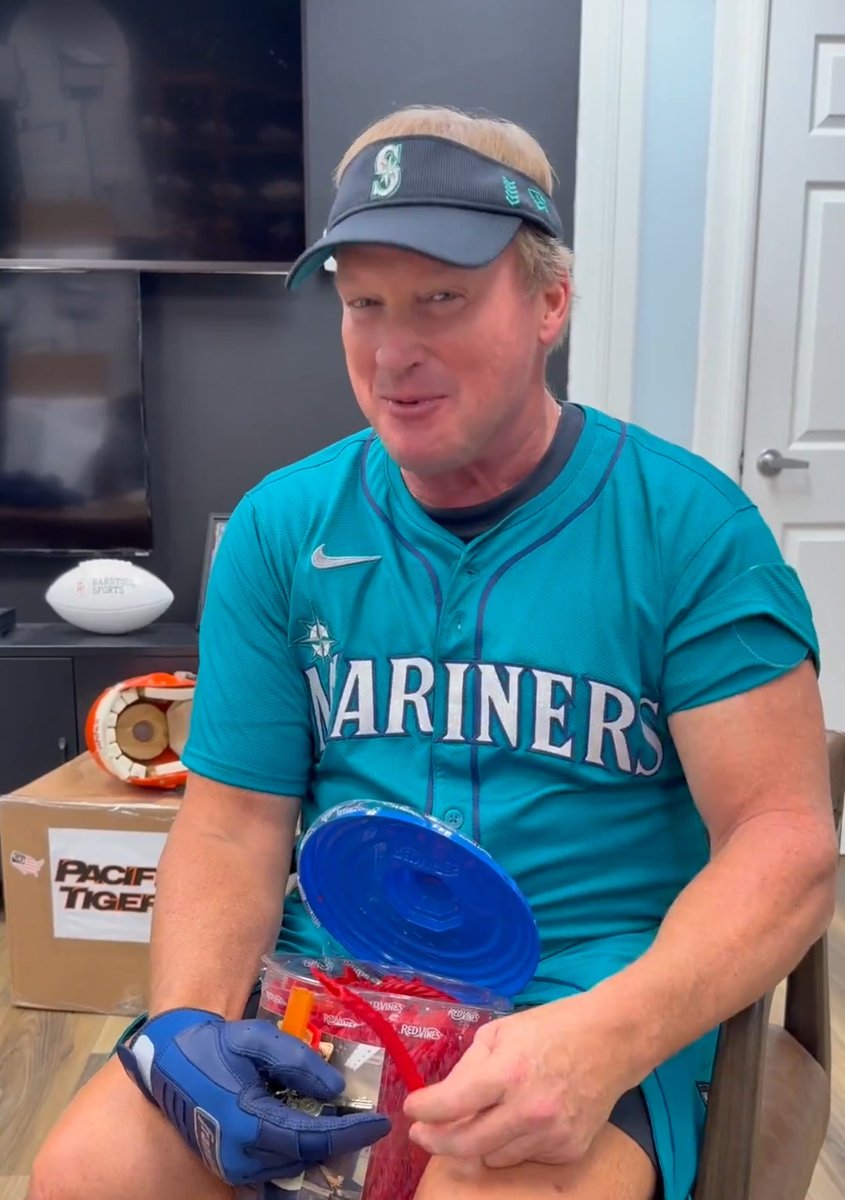 KoleMusgrove23's tweet photo. How Mariners fans feel when the team manages to actually score multiple runs from a bases loaded, no outs situation https://t.co/T2e1XSK342