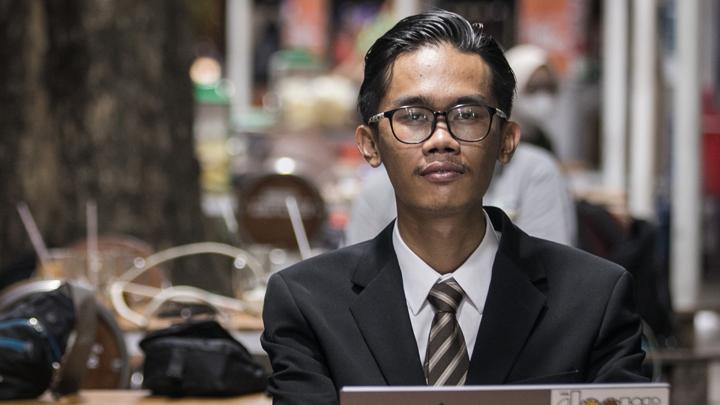 Orang ini boleh menggungat UU batas usia Capres dan Cawapres

Tapi ibu rumah tangga dan aktivis tidak boleh menggugat UU TNI

Sebuah logika ABSURD...!