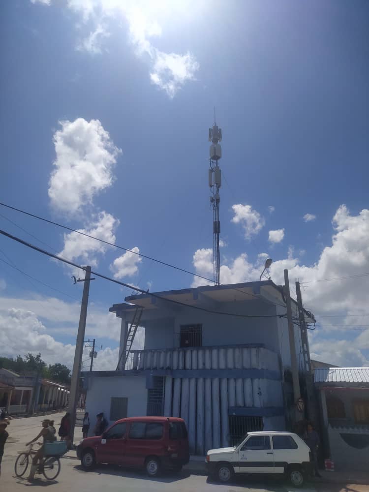 #JuntosXCuba 
#EtecsaTeAcompaña
<a href="/ETECSA_Cuba/">ETECSA</a> 
Se instala una nueva radio base el Poblado de Guinia, mejorando la conexión a Internet.
<a href="/RobertoPrezMor3/">Roberto Pérez Morales</a>