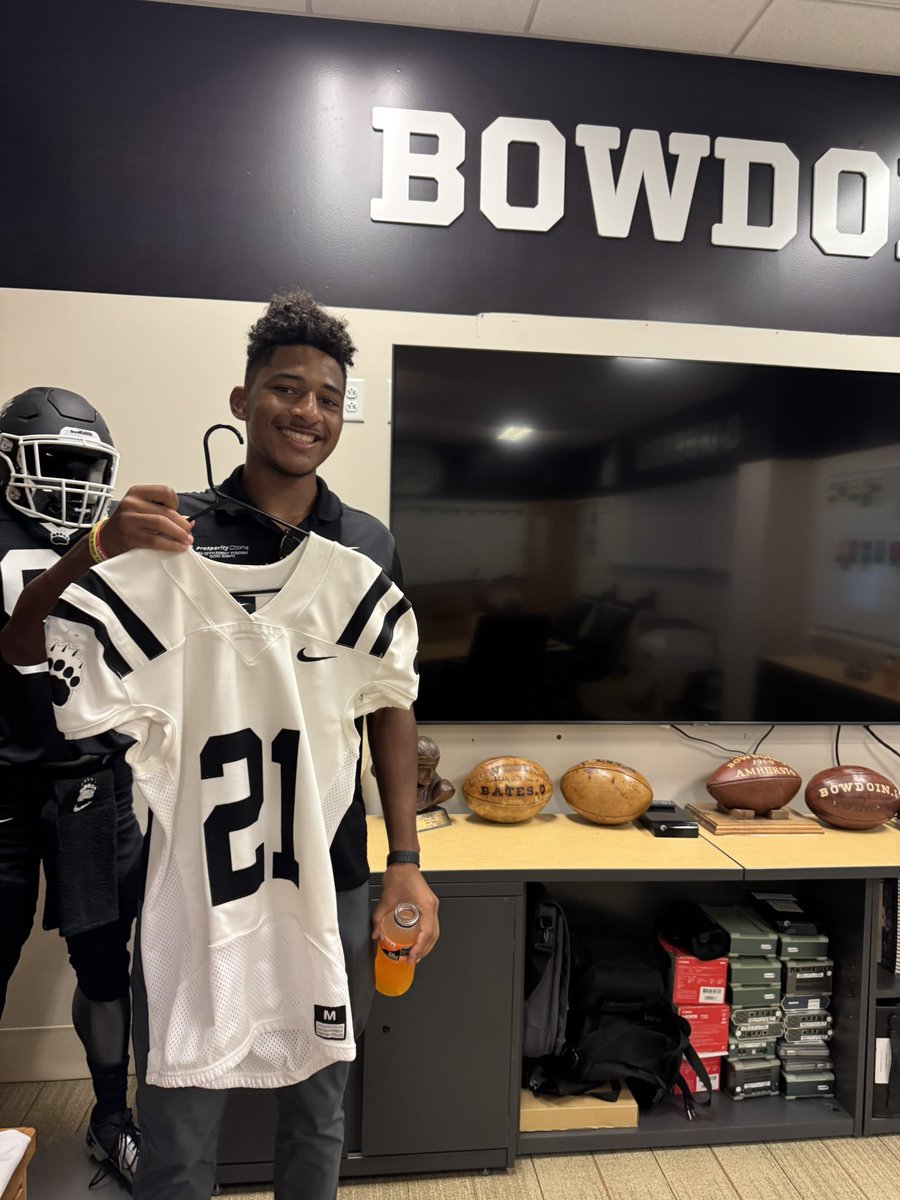 ZeekSeraphin's tweet image. Thank you, @CoachMichaeles, for inviting me to visit @BowdoinFB. I had a wonderful conversation with @CoachBJHammer and thoroughly enjoyed discussing football and exploring the campus with @mdeitrick44. Looking forward to further conversations. @Coach_Gonzo1357 @Coach_Sime81…
