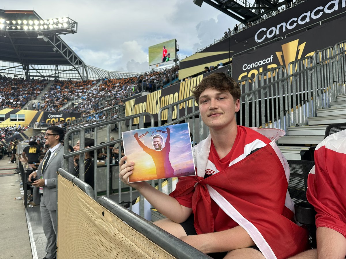 The vibe from #CanMNT fans tonight <a href="/TSN_Sports/">TSN</a>