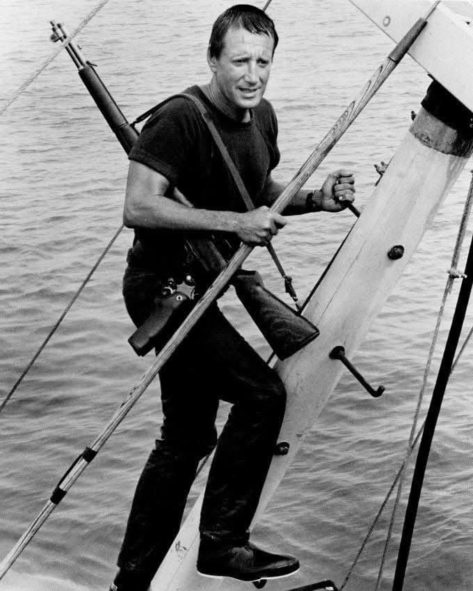 Roy Scheider climbs the mast of the ORCA (II) filming the climax of  #JAWS 🦈