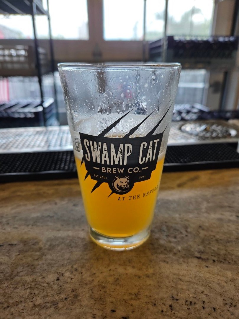 Having an Everglade's Mist Hazy IPA at Swamp Cat Brewing Company in Fort Myers, FL. Hazy IPAs are one of my favorites and this one doesn't disappoint. ABV: 7.9%. 😃🍻👍🐾