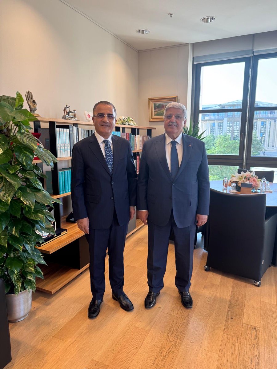 Kıymetli büyüğümüz, ağabeyim Vedat Demiröz’ü ziyaret ettik. Yoğun gündem içerisinde değerli vaktini ayırmış olmasından ve göstermiş olduğu yakın ilgiden dolayı kendisine şükranlarımı sunuyorum.