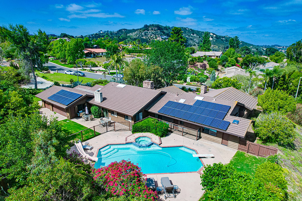 DreamHomesMag's tweet image. This beautifully maintained home offers approximately 3,764 square feet of living space with 5 bedrooms and 4.5 bathrooms. 

Presented by: Suzanne Kropf DRE# 01261875 | Berkshire Hathaway HomeServices CA Properties

View: 15943RanchHollowRd.DreamHM.com
#Poway #dreamhomesmag