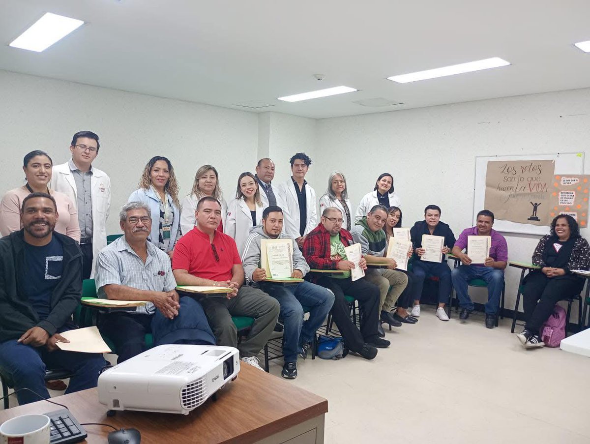 martibatres's tweet photo. El @ISSSTE_mx brinda apoyo a las personas que buscan dejar de fumar. Después de 52 años fumando, el señor Carlos Pérez Resa, derechohabiente del estado de Querétaro, logró dejar el cigarro con el acompañamiento de la Clínica para Dejar de Fumar.

Estos equipos multidisciplinarios están conformados por el área médica, de enseñanza, odontología, psicología clínica, trabajo social, nutrición, activación física y enfermería.

https://t.co/CBt5w3Bzhu