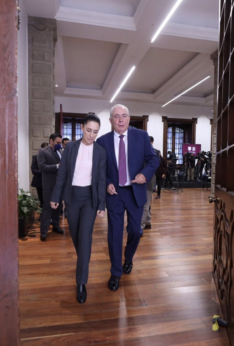Leonel Cota Montaño (@leonelcotam) on Twitter photo Estimada Presidenta y compañera de lucha Dra.<a href="/Claudiashein/">Claudia Sheinbaum Pardo</a> me permito expresarle mis felicitaciones por motivo de su cumpleaños deseándole salud y fortaleza para continuar guiando el destino de nuestra nación.
#FelizCumpleanosPresidenta 🇲🇽 Estimada Presidenta y compañera de lucha Dra.<a href="/Claudiashein/">Claudia Sheinbaum Pardo</a> me permito expresarle mis felicitaciones por motivo de su cumpleaños deseándole salud y fortaleza para continuar guiando el destino de nuestra nación.
#FelizCumpleanosPresidenta 🇲🇽