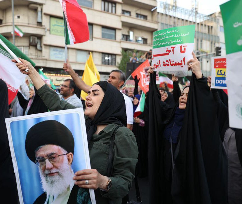 हाथो में खामेनेई के पोस्टर , सड़को पर पूरा ईरान
बड़ी बात है महिलाये बहुत अधिक संख्या में सड़को पर है जब की सोशल मीडिया पर अक्सर प्रचार किया जाता है की ईरान में महिलाओं को इतनी आज़ादी नहीं है 

जलवा है बंदे का पूरे ईरान में 
#iran #IranIsraelConflict #ceasefire