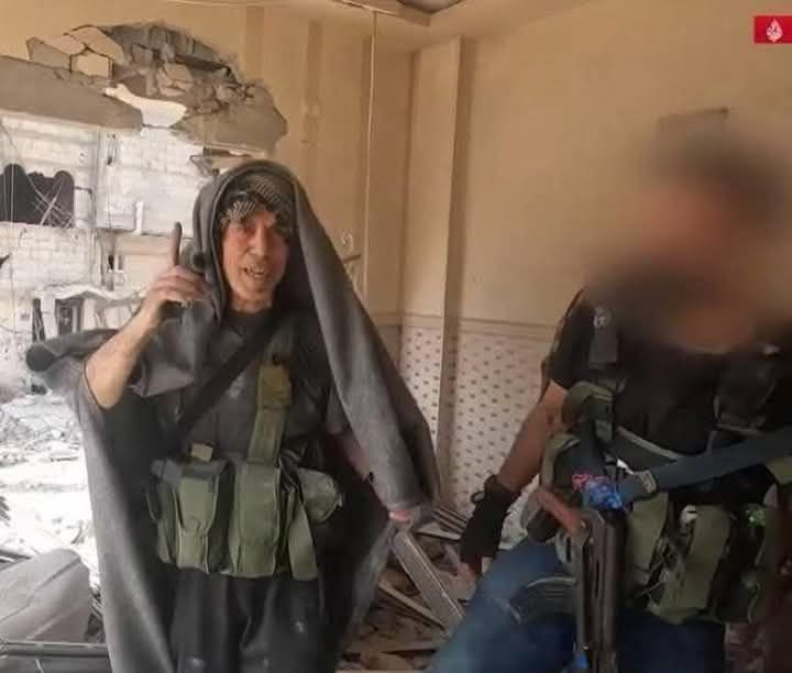 DrRobott's tweet image. یەک شت لەبیر مەکەن

ئەو ئیسرائیلەی ئێرانی هێنایە سەر چۆک ٢٠ مانگە خۆی و هەمو ڕۆژئاوا شەڕ لەگەڵ موجاهیدانی غەززە ئەکەن و تا ئێستا نەیانتوانیوە بە زەبری هێز یەک بارمتەش ئازاد بکەن لە ڕوبەرێکی بچوک و ئیمکانیەتێکی زۆر کەم و هەر چوار دەورەشیان گیراوە

سەر ڕێز بۆ موجاهیدانی غەززە 🥹