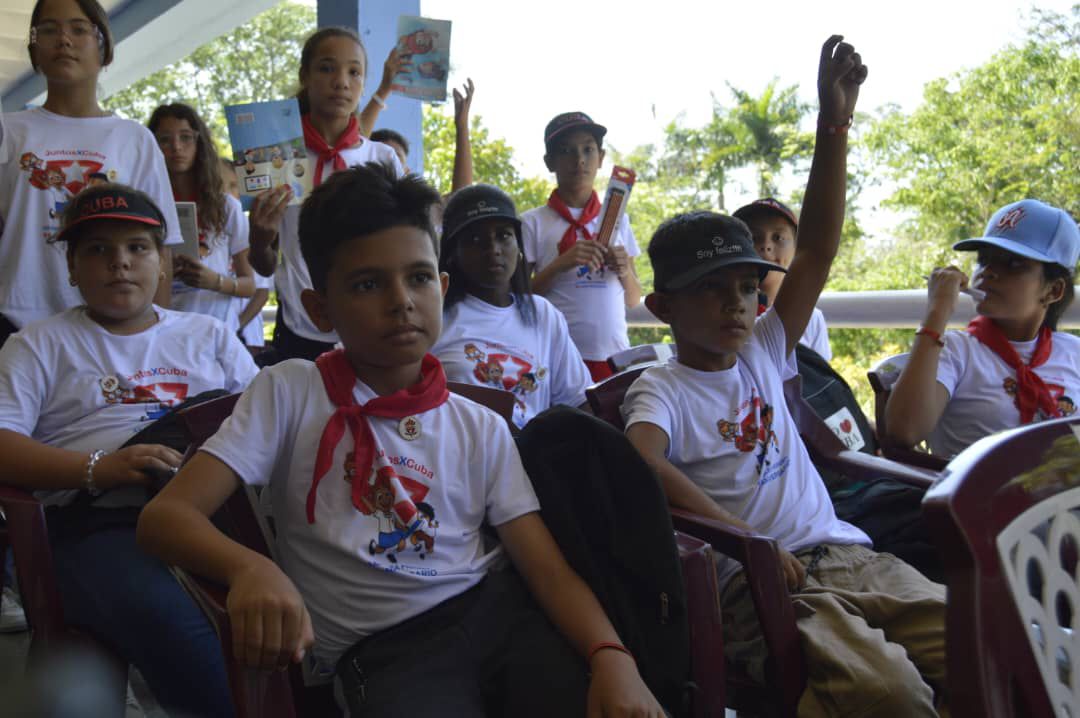 Desde #CubaMined🇨🇺 deseamos éxito a todas las niñas y los niños que formarán parte del Estudio Regional Comparativo Explicativo.
También el reconocimiento a sus maestros y familiares🌹 que con gran compromiso y responsabilidad representarán a #Cuba