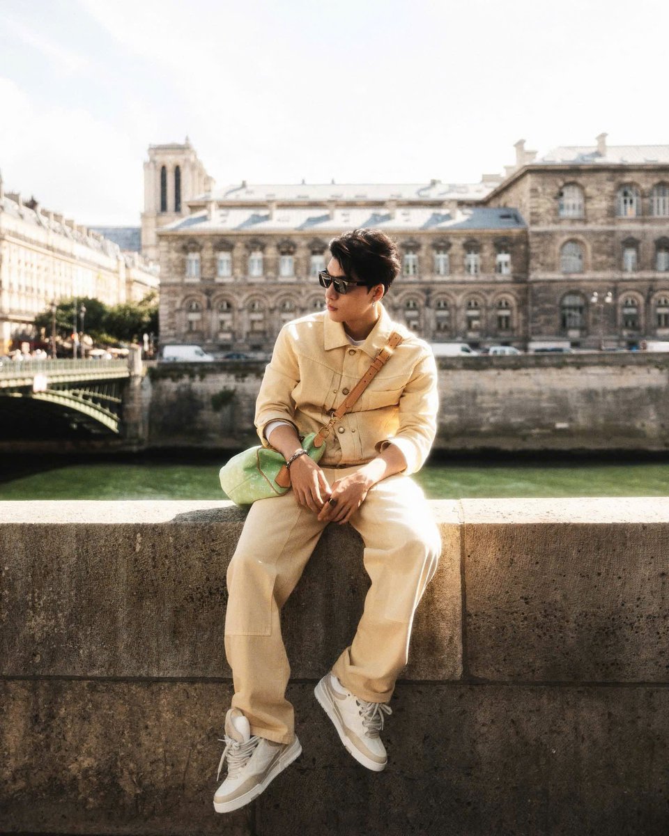 tra_my09's tweet photo. Not just wearing Louis Vuitton. HIEUTHUHAI lives it
@LouisVuitton
HIEUTHUHAI in Paris for LVMenSS26
#HIEUTHUHAIxLVMenSS26 https://t.co/PAtFa3TPyJ