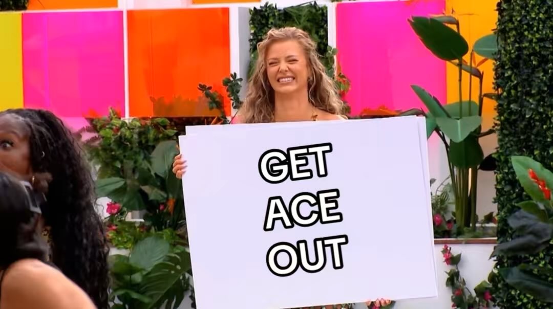 queensofbravo's tweet photo. Me outside the Love Island USA villa: https://t.co/A4txlICEkB