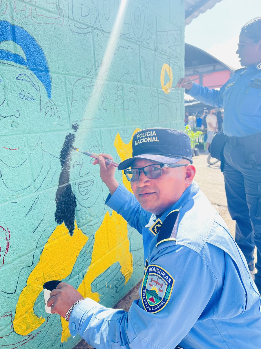 16_umep's tweet photo. En un ambiente de alegría, creatividad y convivencia, funcionarios de la Policía Nacional participaron junto a niños y vecinos en la pintura de un mural comunitario en el municipio de Siguatepeque, departamento de Comayagua.
@PoliciaHonduras 
@MartinezMadrid_ https://t.co/PGC4ZIWh7A