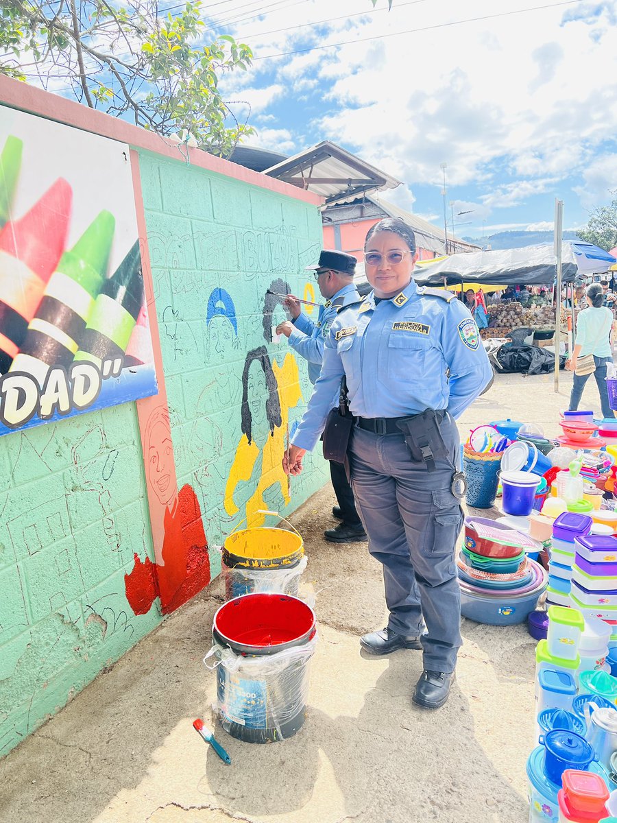 16_umep's tweet photo. En un ambiente de alegría, creatividad y convivencia, funcionarios de la Policía Nacional participaron junto a niños y vecinos en la pintura de un mural comunitario en el municipio de Siguatepeque, departamento de Comayagua.
@PoliciaHonduras 
@MartinezMadrid_ https://t.co/PGC4ZIWh7A