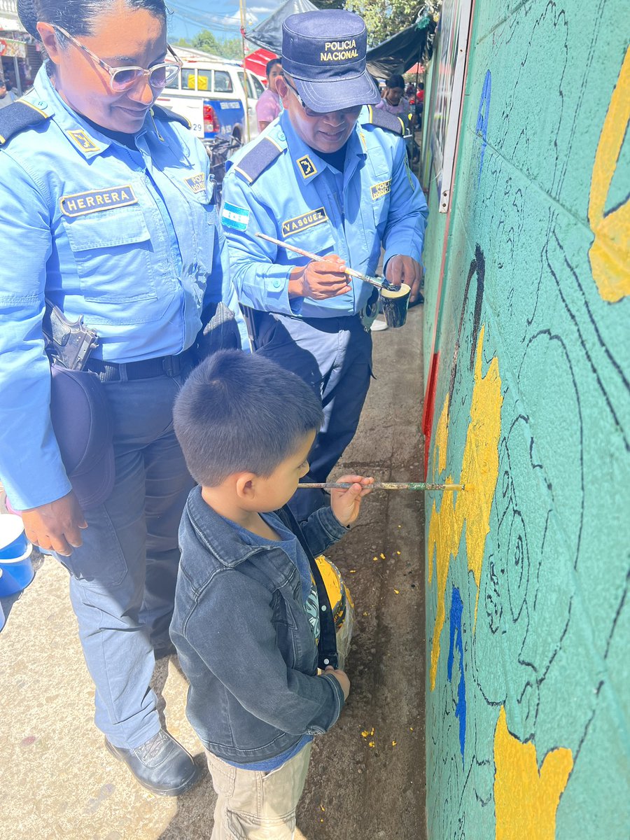 16_umep's tweet photo. En un ambiente de alegría, creatividad y convivencia, funcionarios de la Policía Nacional participaron junto a niños y vecinos en la pintura de un mural comunitario en el municipio de Siguatepeque, departamento de Comayagua.
@PoliciaHonduras 
@MartinezMadrid_ https://t.co/PGC4ZIWh7A