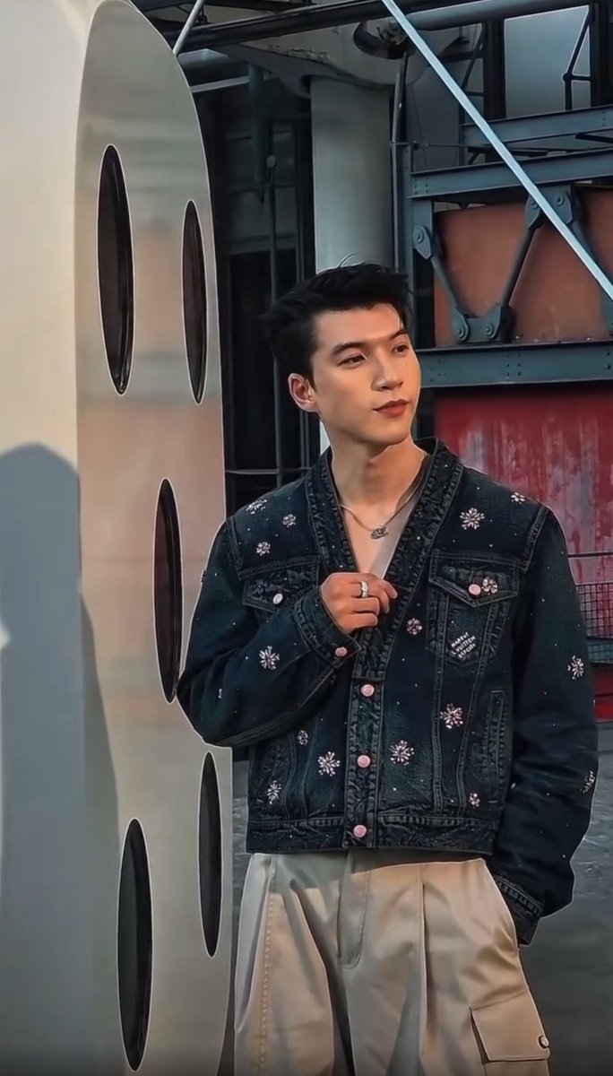 KZee2321's tweet photo. It's night time where I live, but this man keeps me up at night.🤭
@louisvuitton
HIEUTHUHAI in Paris for LVMenSS26
#HIEUTHUHAIxLVMENSS26 https://t.co/HDTahv3DmK