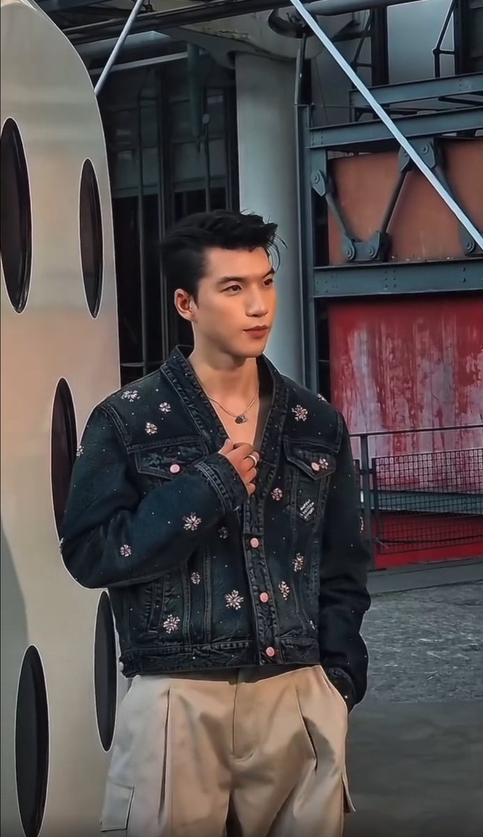 KZee2321's tweet photo. It's night time where I live, but this man keeps me up at night.🤭
@louisvuitton
HIEUTHUHAI in Paris for LVMenSS26
#HIEUTHUHAIxLVMENSS26 https://t.co/HDTahv3DmK
