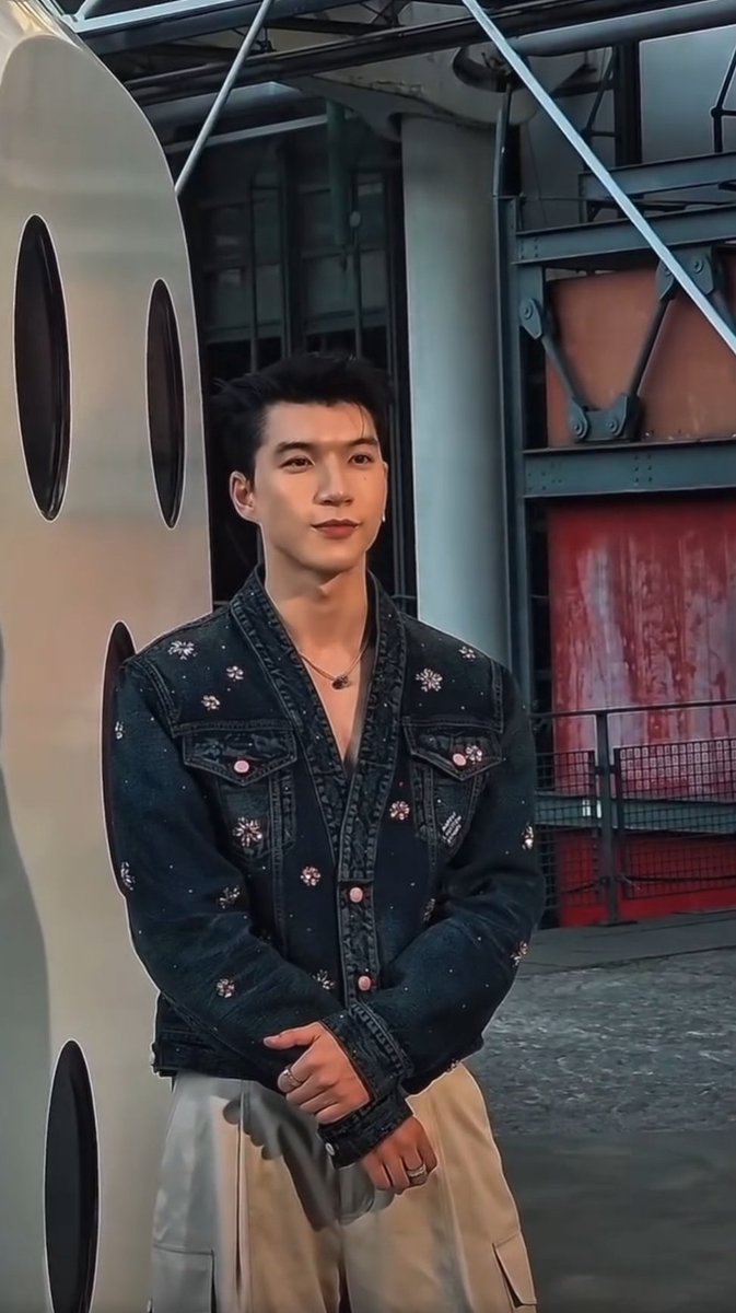 KZee2321's tweet photo. It's night time where I live, but this man keeps me up at night.🤭
@louisvuitton
HIEUTHUHAI in Paris for LVMenSS26
#HIEUTHUHAIxLVMENSS26 https://t.co/HDTahv3DmK