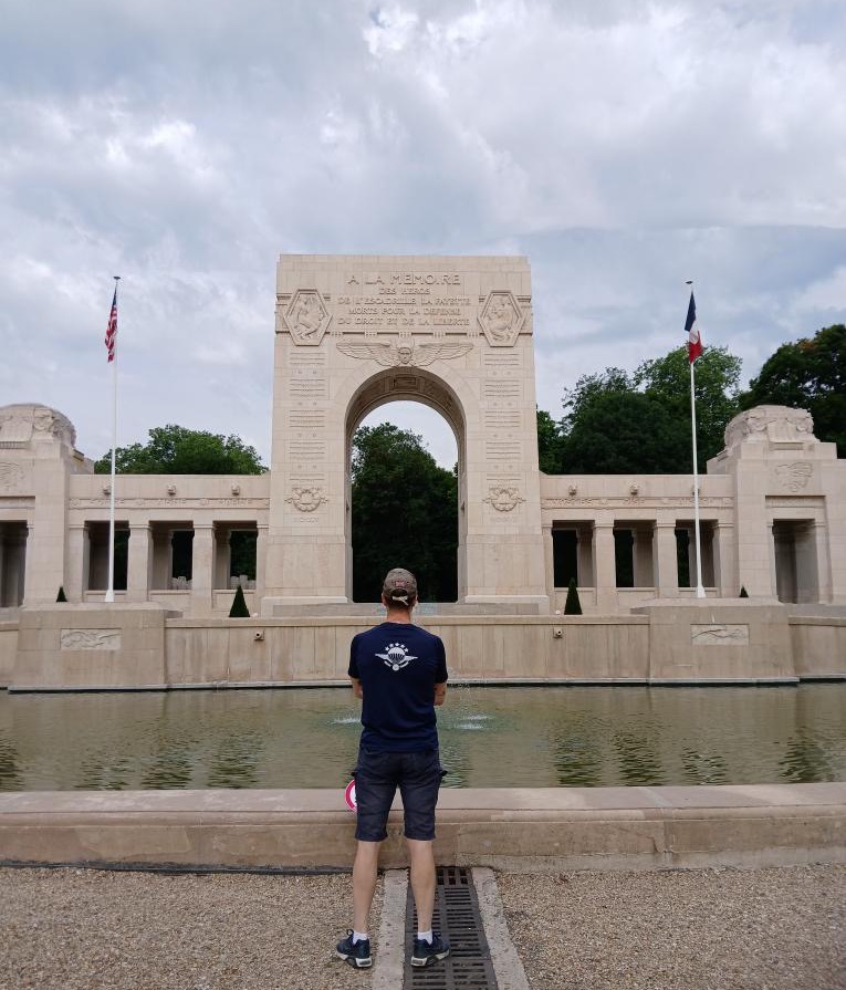 🇫🇷 Hommage au Mémorial de l’Escadrille Lafayette
📍Garches / Marnes-la-Coquette

Ce lieu paisible et majestueux, niché aux portes de Paris, rend hommage aux volontaires américains tombés pour la France durant la Première Guerre mondiale. Avant même l’entrée en guerre officielle