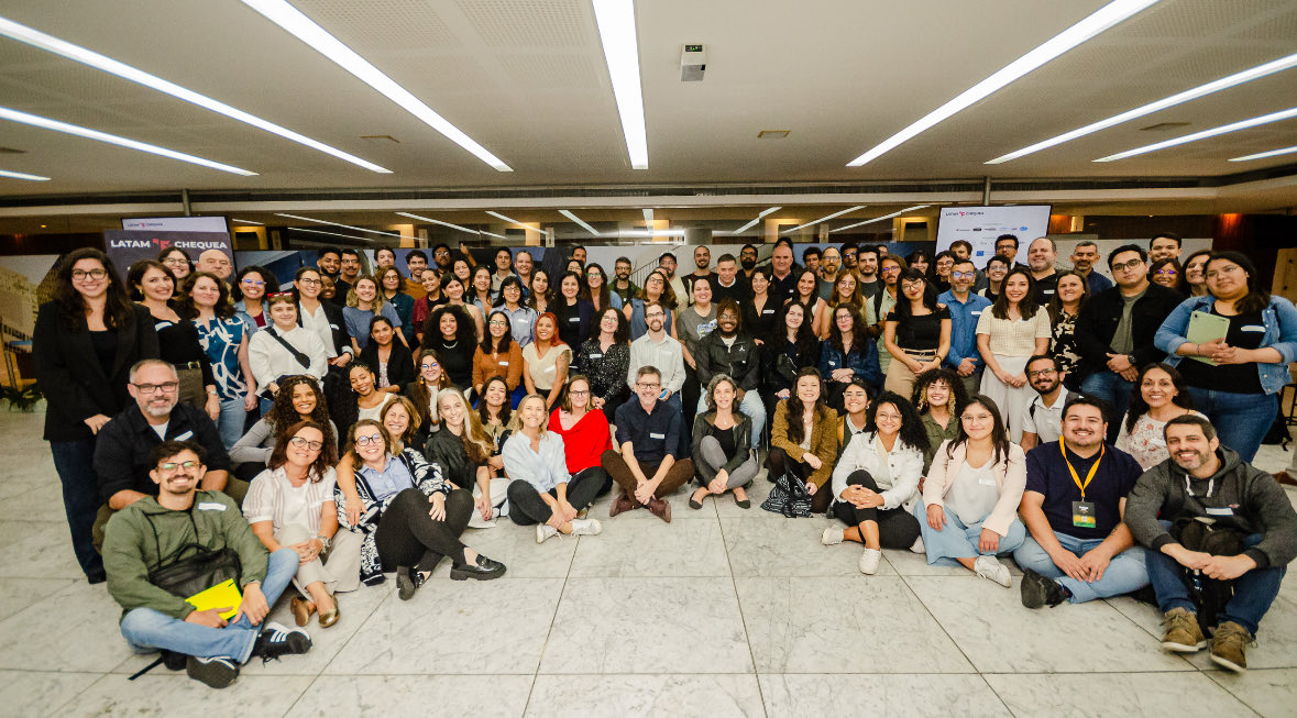 lauzommer's tweet image. Foto de familia @LatamChequea 2025. Qué emoción y orgullo cómo creció esta red colaborativa desde q la soñamos y nos juntamos por primera vez en 2014 unos pocos colegas en 🇦🇷. @Chequeado @olisohr @matydisanti @martoslip @carolalolac