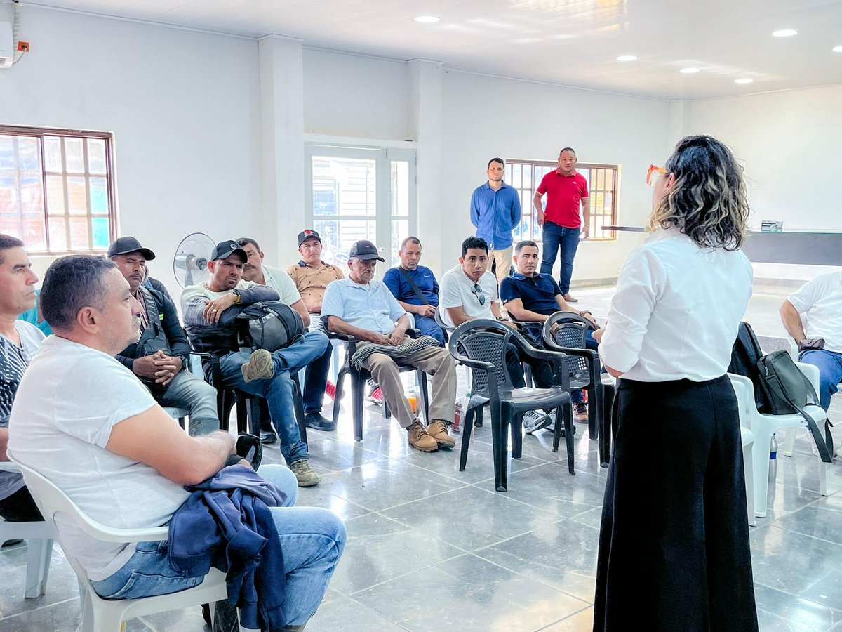 MinEnergiaCo's tweet photo. ¡El Catatumbo construye su futuro minero de manera organizada!
En Tibú continuamos dialogando con trabajadores, titulares mineros y entidades territoriales sobre el desarrollo del #DistritoMinero Especial de Diversificación Productiva Catatumbo-Región Metropolitana.
Desde la Dirección de Minería Empresarial seguimos impulsando una minería que habla con los actores, construyendo concertadamente alternativas para la diversificación productiva para los territorios.