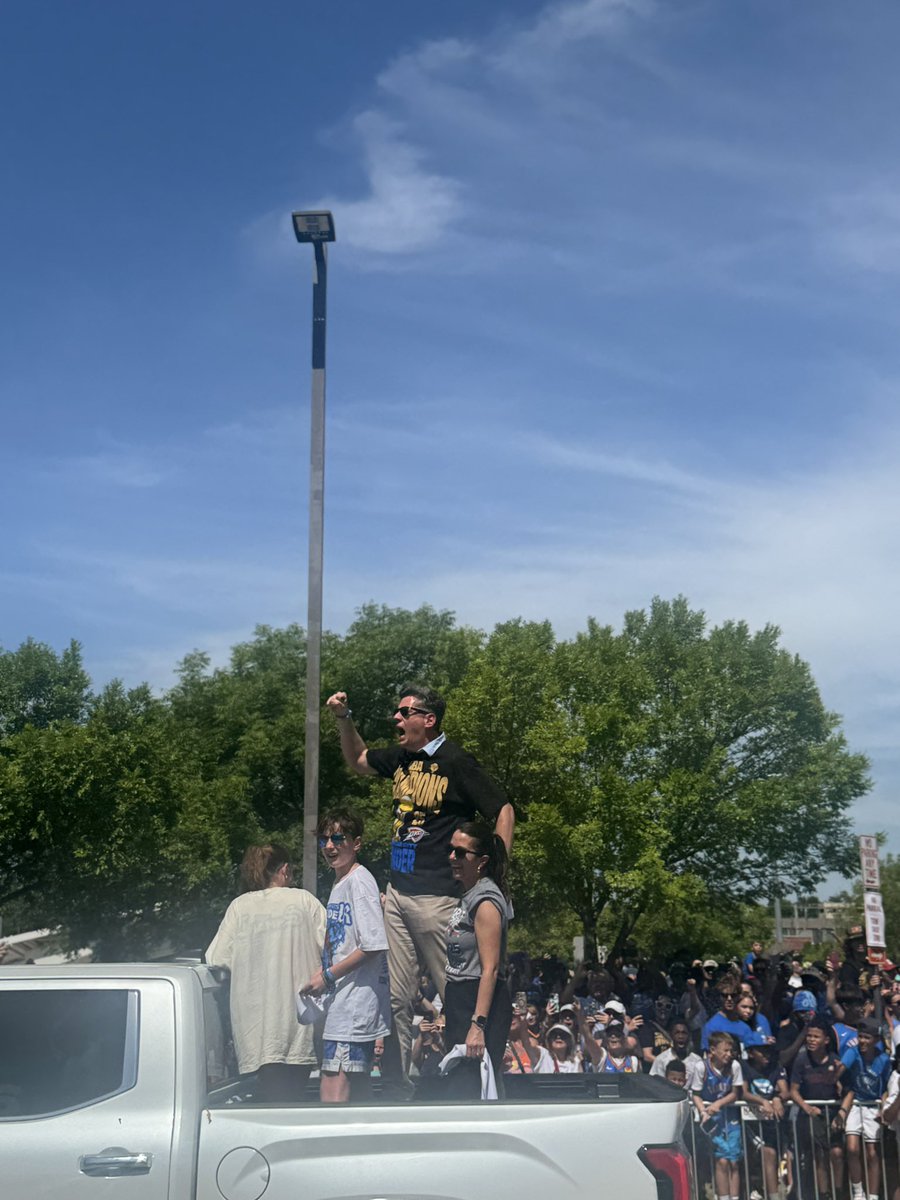 M3M2187's tweet photo. @davidfholt getting lit at the parade!!!! https://t.co/2VnhBXb63X